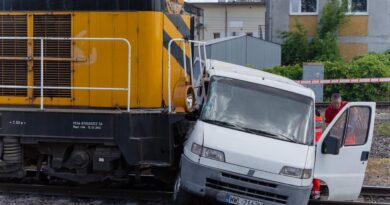 Osobowy van wjechał pod pociąg na przejeździe kolejowo-drogowym – symulacja wypadku na warszawskiej Pradze